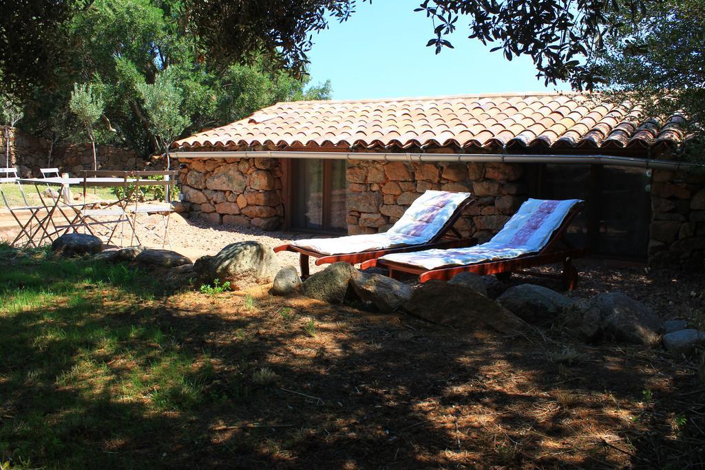 Caseddu Di Poggiale Bed & Breakfast Figari  Rom bilde